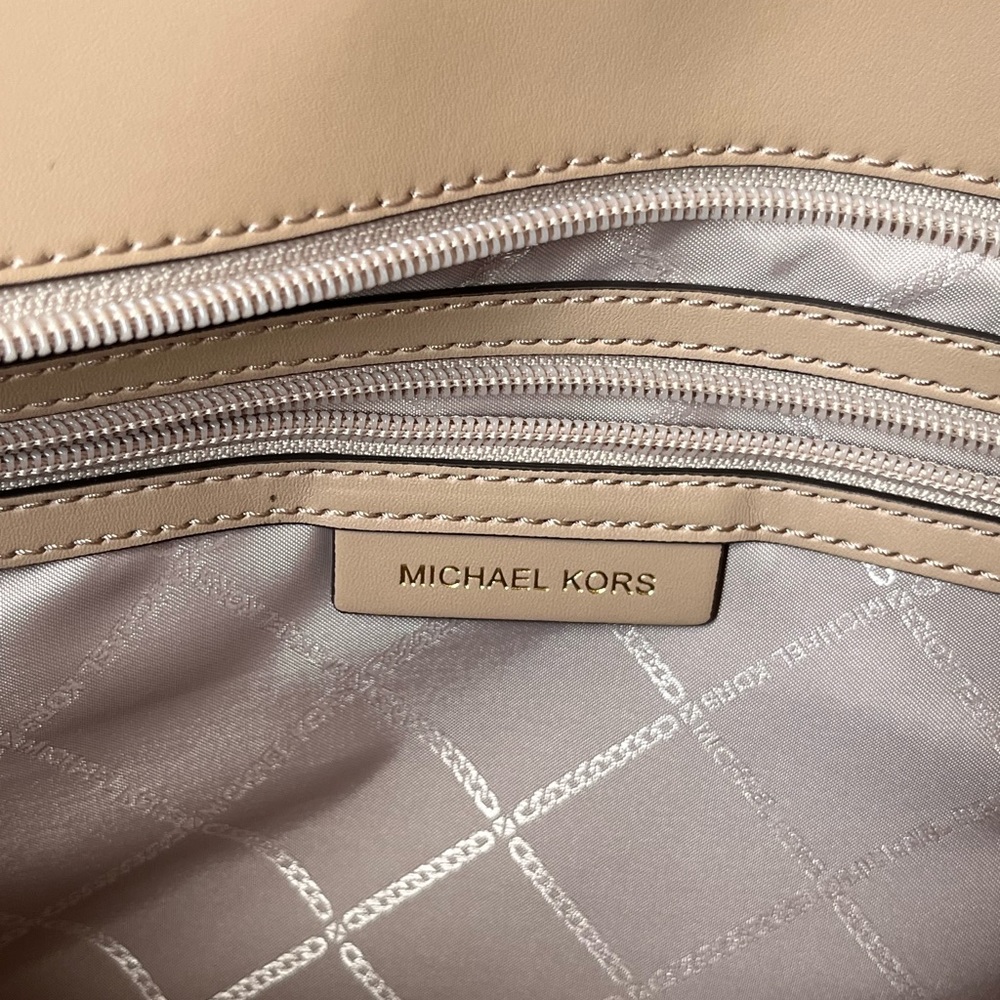 🌼Michael Kors Purse - Picture 12 of 15